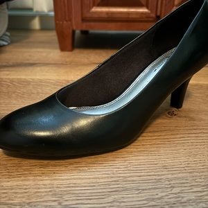 Black heel, rounded toe, mid rise